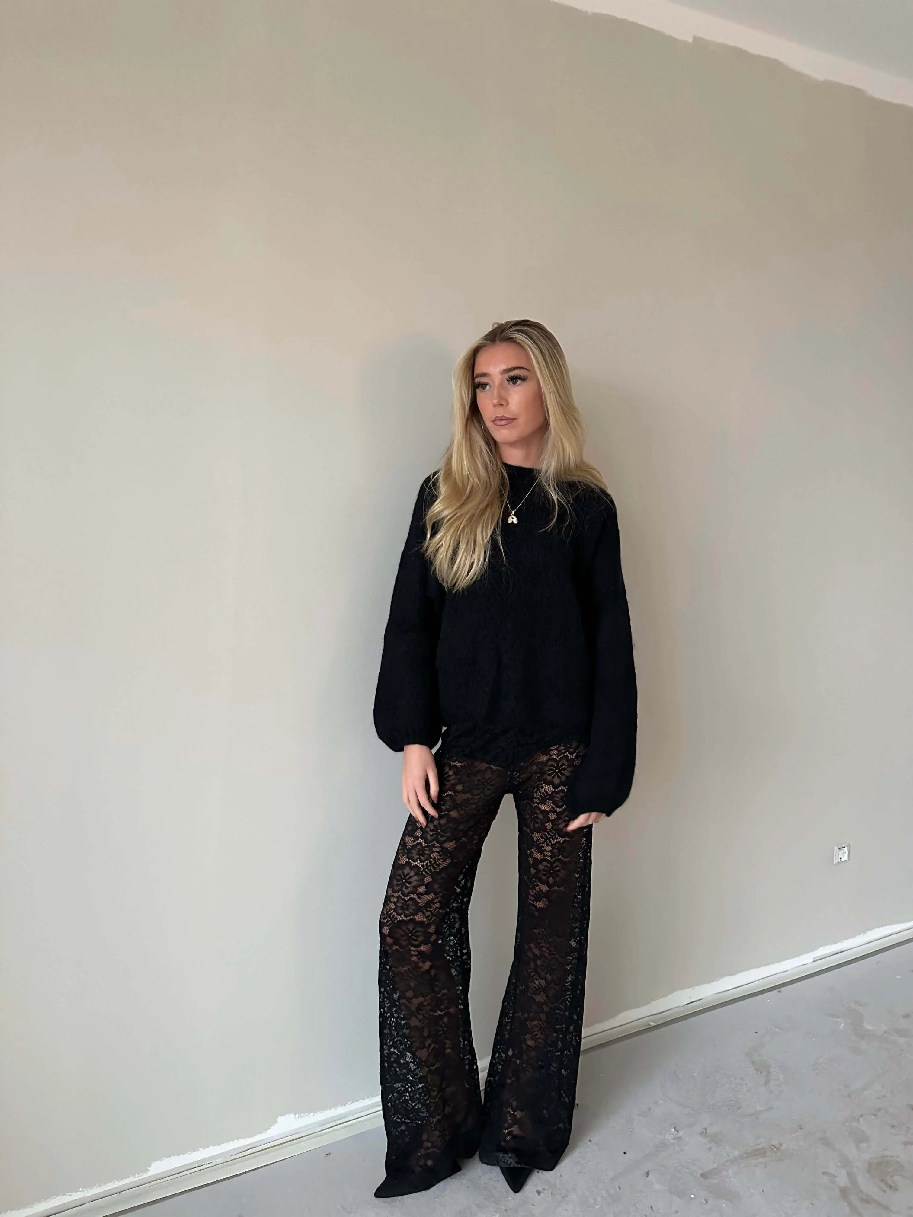 Woman modeling Valentina™ Luxe Kanten Broek with elegant black lace details and a comfortable fit