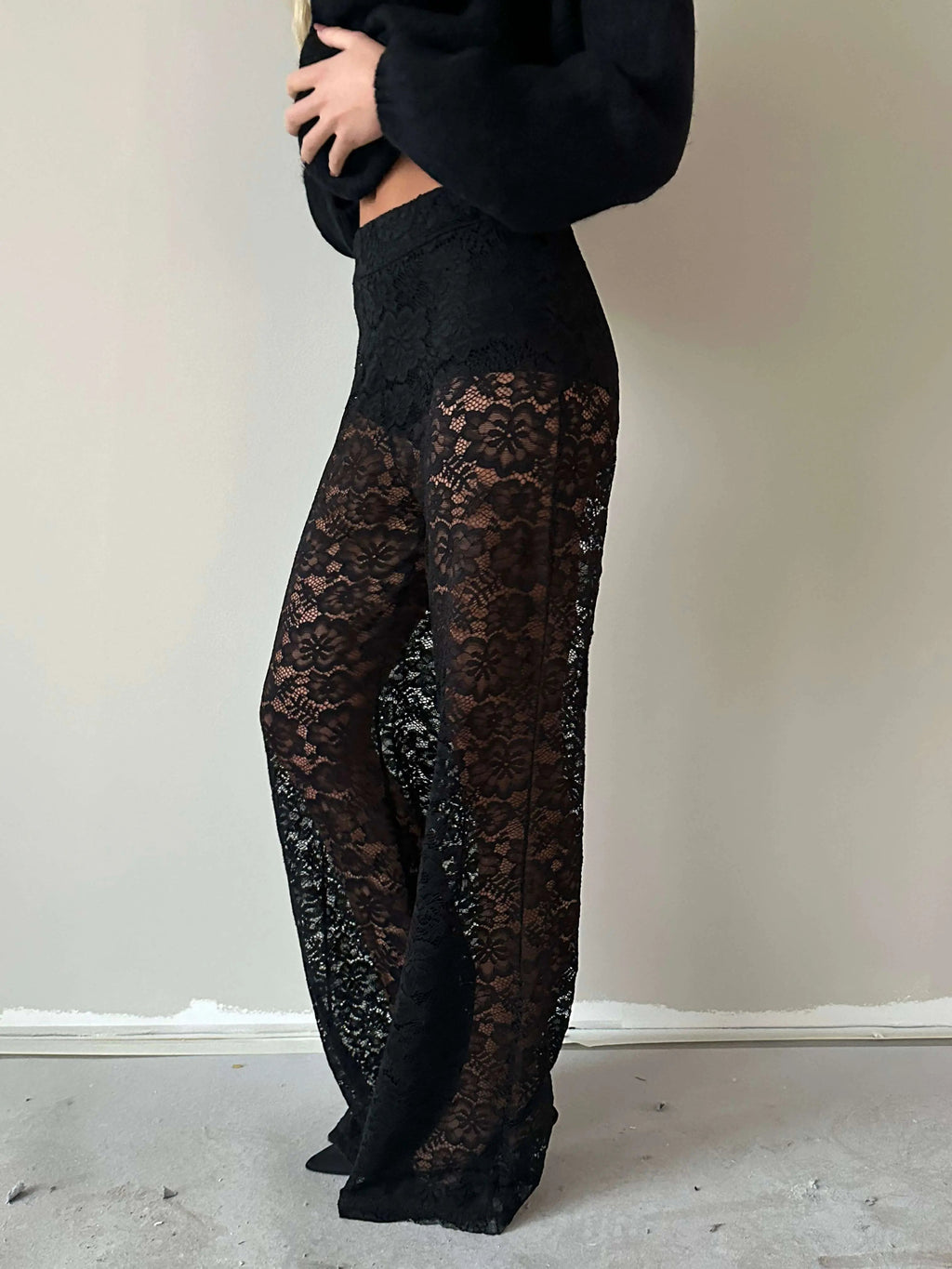 Black Luxe Kanten Broek by Valentina™ featuring elegant lace details and comfortable fit.