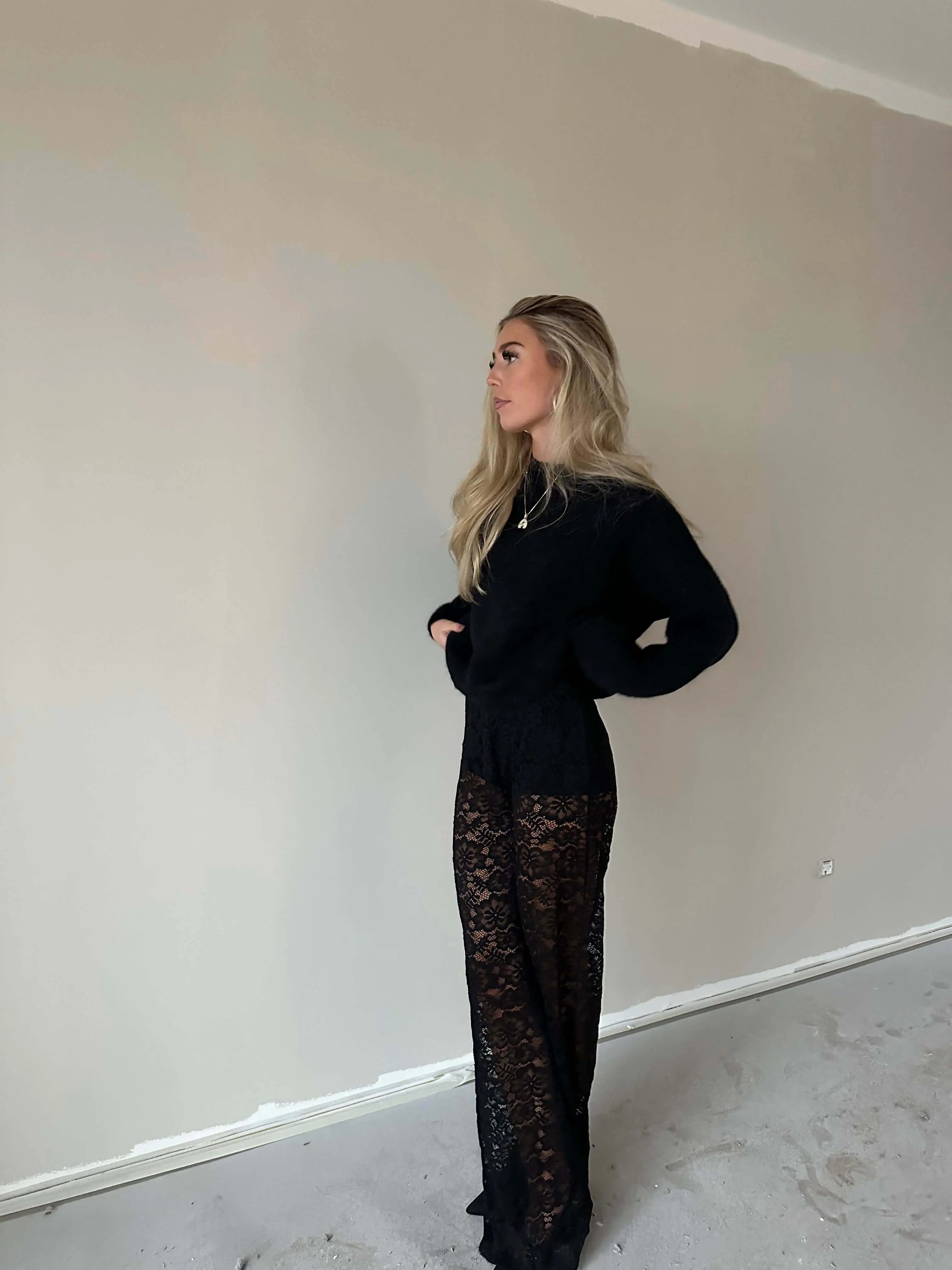 Woman wearing Valentina Luxe Kanten Broek featuring delicate lace details and a comfortable fit.