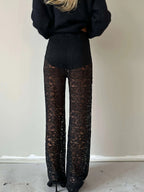 Valentina Luxe Kanten Broek - Elegante, zwarte kanten broek met comfortabele pasvorm, getoond vanaf de achterkant.