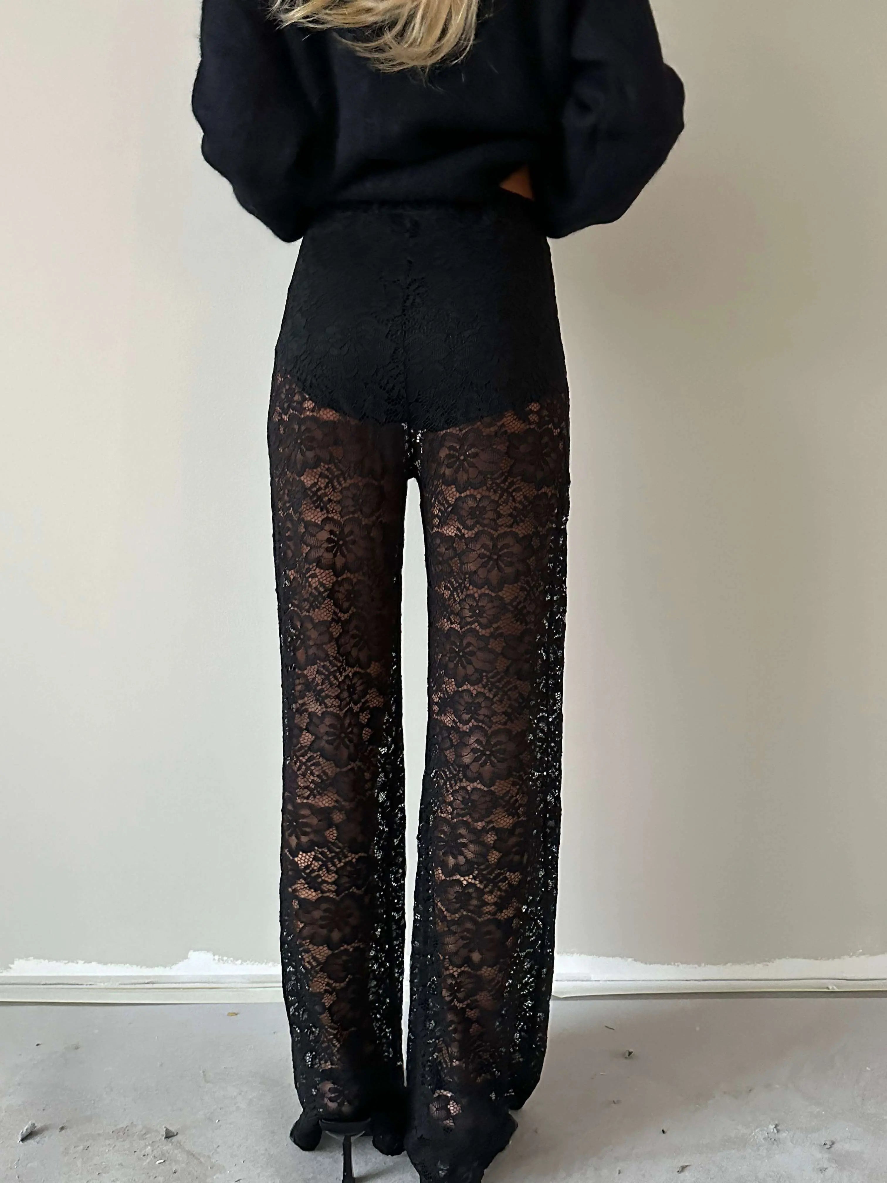 Valentina Luxe Kanten Broek - Elegante, zwarte kanten broek met comfortabele pasvorm, getoond vanaf de achterkant.
